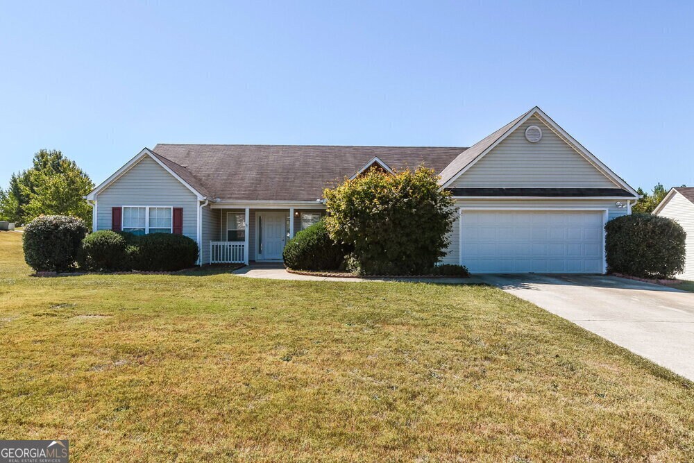 501 Rockingham Ln in Loganville, GA - Building Photo