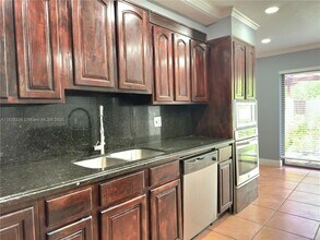 650 NW 210th St in Miami, FL - Building Photo - Building Photo