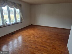 524 Longshore Ave in Philadelphia, PA - Building Photo