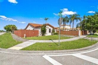 1750 SW 137th Pl in Miami, FL - Foto de edificio - Building Photo