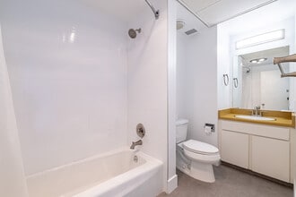 2160 Century Park E, Unit 1002 in Los Angeles, CA - Foto de edificio - Building Photo