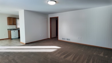 101 Eagle Path, Unit 1 in Eagle Lake, MN - Foto de edificio - Building Photo