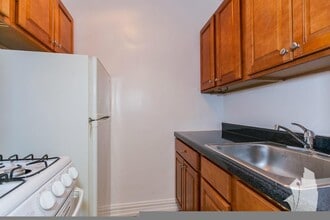 429 W Roscoe St, Unit 502 in Chicago, IL - Building Photo - Building Photo