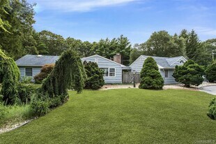 25 Squires Ave in East Quogue, NY - Building Photo