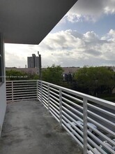 914 SW 31st Ave, Unit 307 in Miami, FL - Building Photo - Building Photo