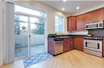 9041 SW Rystadt Ln in Portland, OR - Foto de edificio - Building Photo