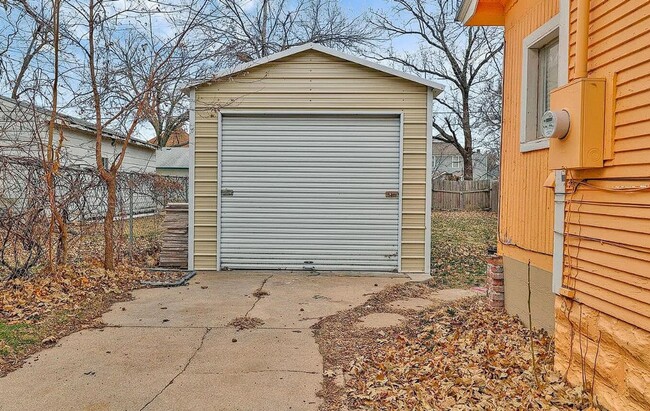 property at 1919 W Maple St