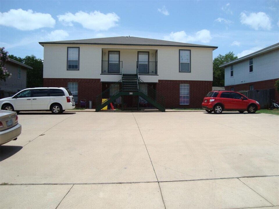 613 Race St in Crowley, TX - Building Photo