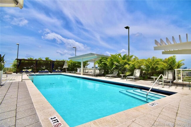 3250 NE 1st Ave in Miami, FL - Building Photo - Building Photo