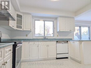 50 Summerdale Dr in Markham, ON - Building Photo - Building Photo