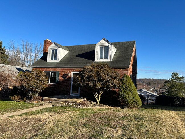 1018 Jackson Ave in Parkersburg, WV - Building Photo - Building Photo