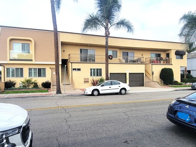 417 Ocean Ave, Unit Five in Seal Beach, CA - Building Photo - Building Photo