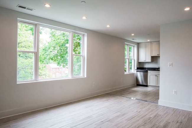 5735 14th St NW in Washington, DC - Foto de edificio - Building Photo