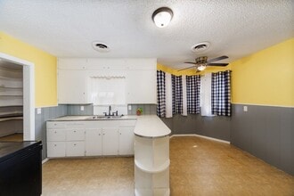 1002 Lowrie St in Bowie, TX - Building Photo - Building Photo