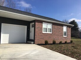 3 Amos Dr in Washington, IN - Building Photo