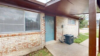 208 Lynn Dr in Bryan, TX - Building Photo