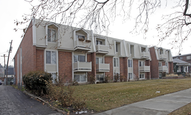 Village Apartments in Salt Lake City, UT - Foto de edificio - Building Photo