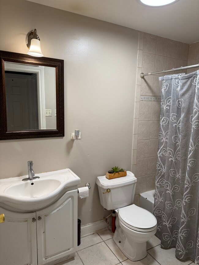 685 E Fullerton Ave, Unit 201 in Glendale Heights, IL - Building Photo - Building Photo