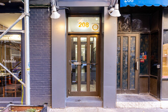 208 Thompson St in New York, NY - Building Photo - Building Photo