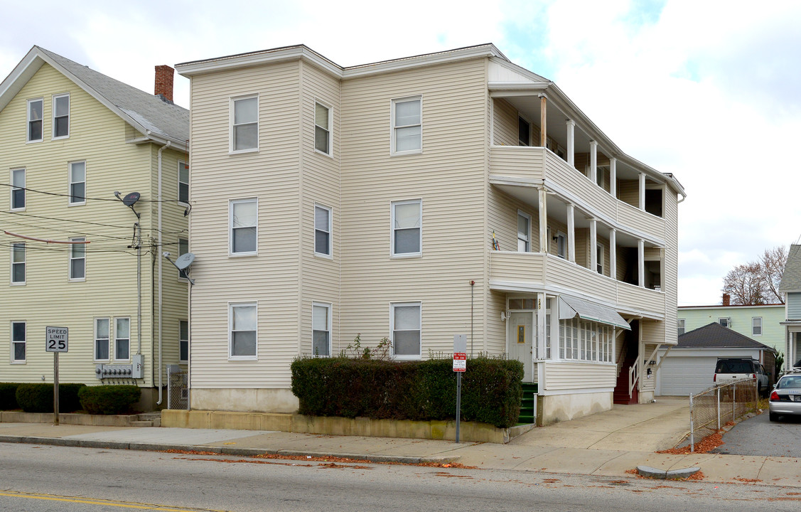 240 East St in Pawtucket, RI - Building Photo