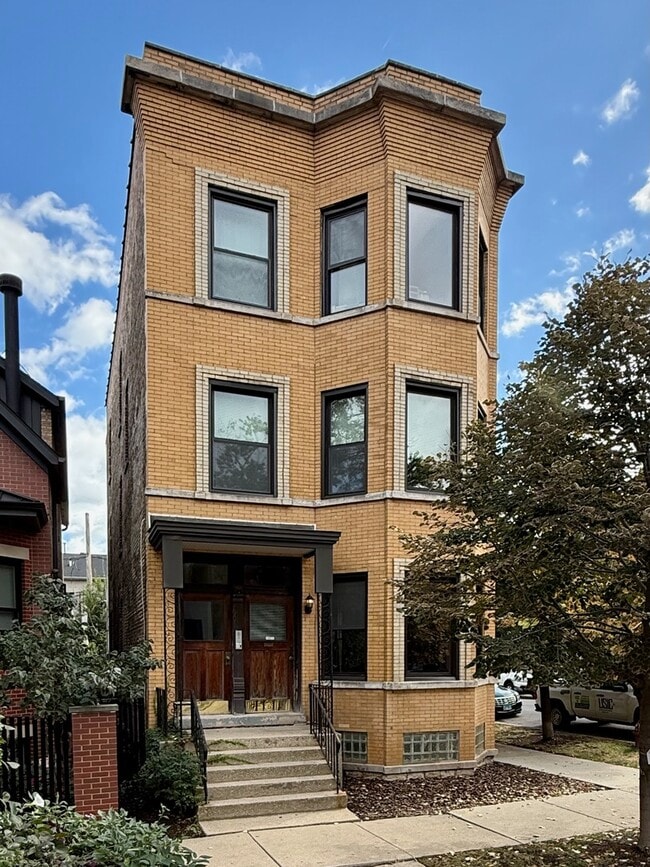 property at 1901 N Hoyne Ave