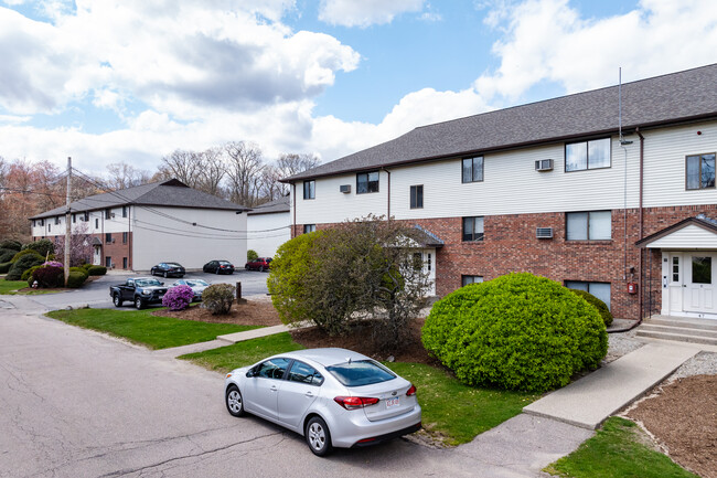 Juniper Gardens Condominiums in North Attleboro, MA - Foto de edificio - Building Photo