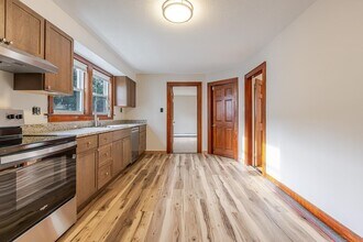 324 Laurel St in Manchester, NH - Building Photo - Building Photo