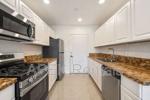 1425 Vía Soledad in Palm Springs, CA - Building Photo