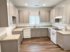 1326 S Santa Fe St in Visalia, CA - Building Photo - Building Photo