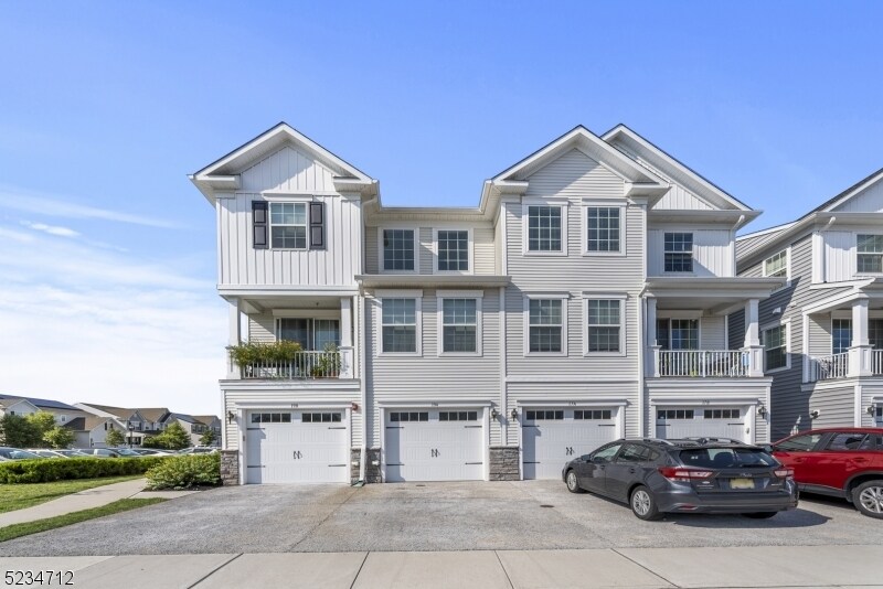 19 Tippet St in Hillsborough, NJ - Building Photo