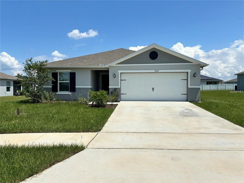 2300 Crossandra St in Mascotte, FL - Building Photo