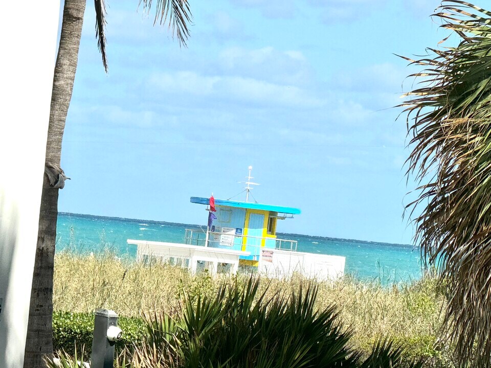 1621 Collins Ave, Unit 310 in Miami Beach, FL - Building Photo