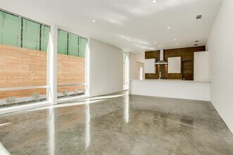 5801 Bryan Pkwy in Dallas, TX - Building Photo - Building Photo