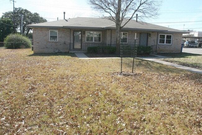 327 Briarwood Dr in New Braunfels, TX - Building Photo - Building Photo