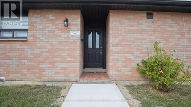 2 Betteridge Ln in Toronto, ON - Building Photo - Building Photo