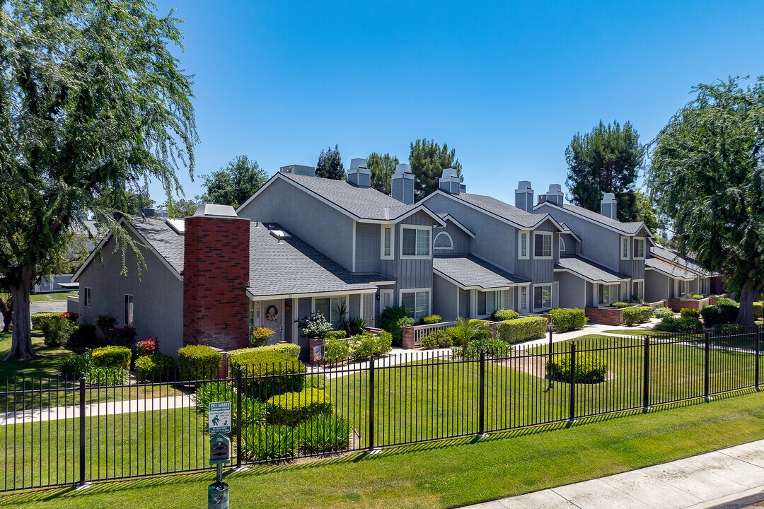 2600 Brookside Dr in Bakersfield, CA - Foto de edificio