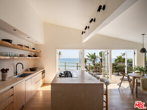 27314 Pacific Coast Hwy in Malibu, CA - Foto de edificio - Building Photo