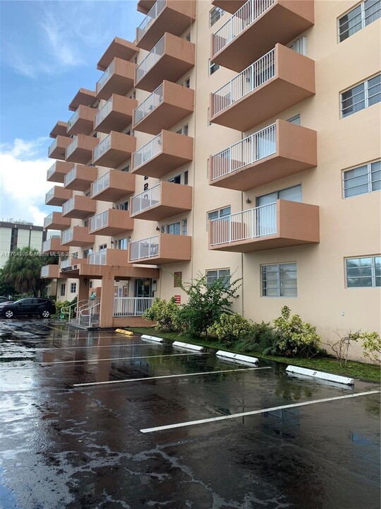 2200 E Hallandale Beach Blvd in Hallandale Beach, FL - Building Photo