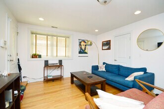 2554 W Augusta Blvd in Chicago, IL - Building Photo - Building Photo