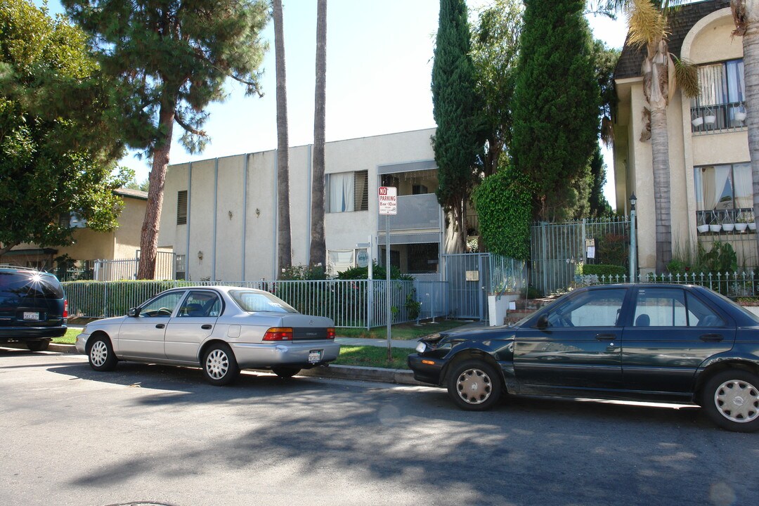 4346 Ventura Canyon Ave in Sherman Oaks, CA - Building Photo