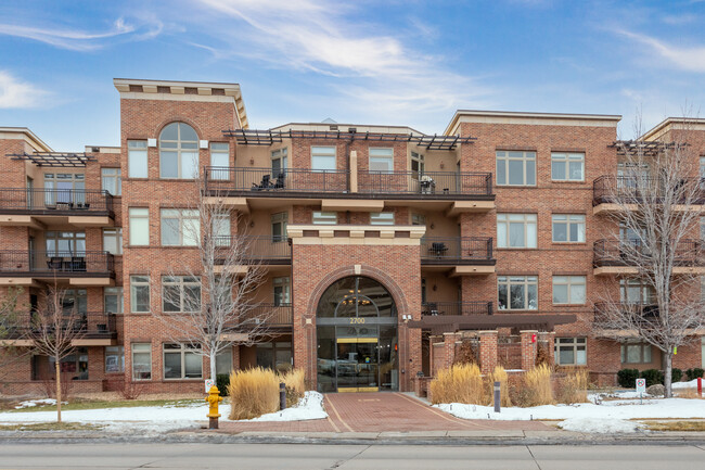 2700 E Cherry Creek South Dr in Denver, CO - Foto de edificio - Building Photo