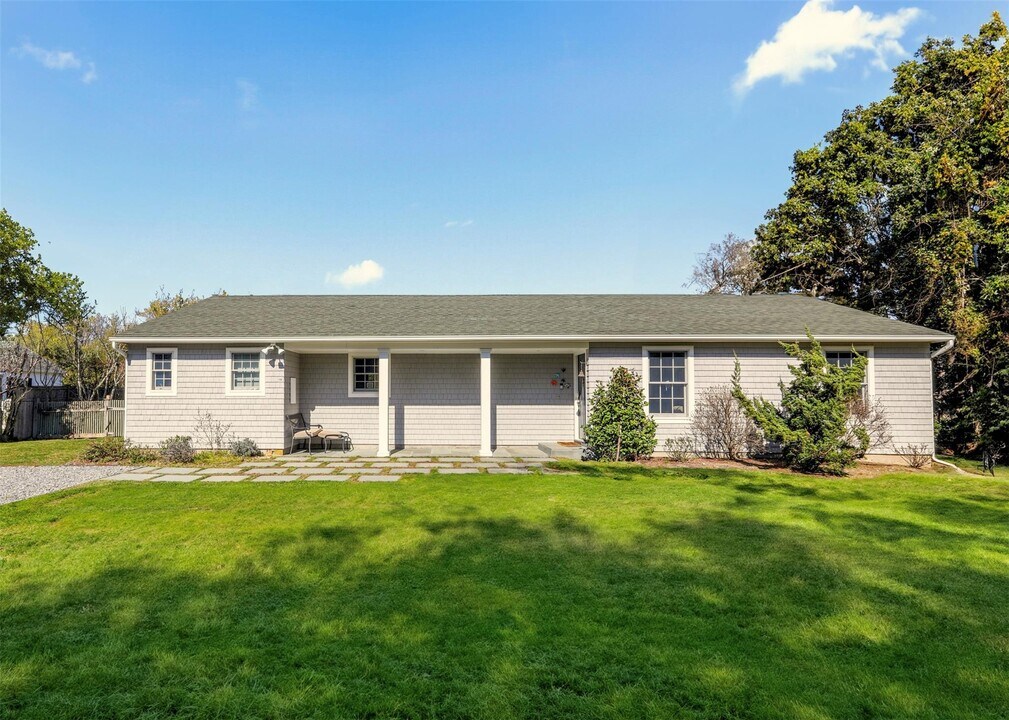 15 Academy Ln in Bellport, NY - Foto de edificio