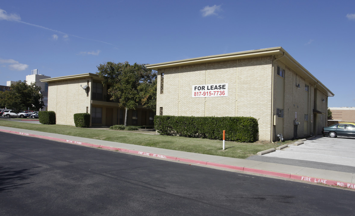 425 S Oak St in Arlington, TX - Building Photo