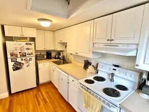 592 Centre St, Unit 1 in Boston, MA - Foto de edificio - Building Photo