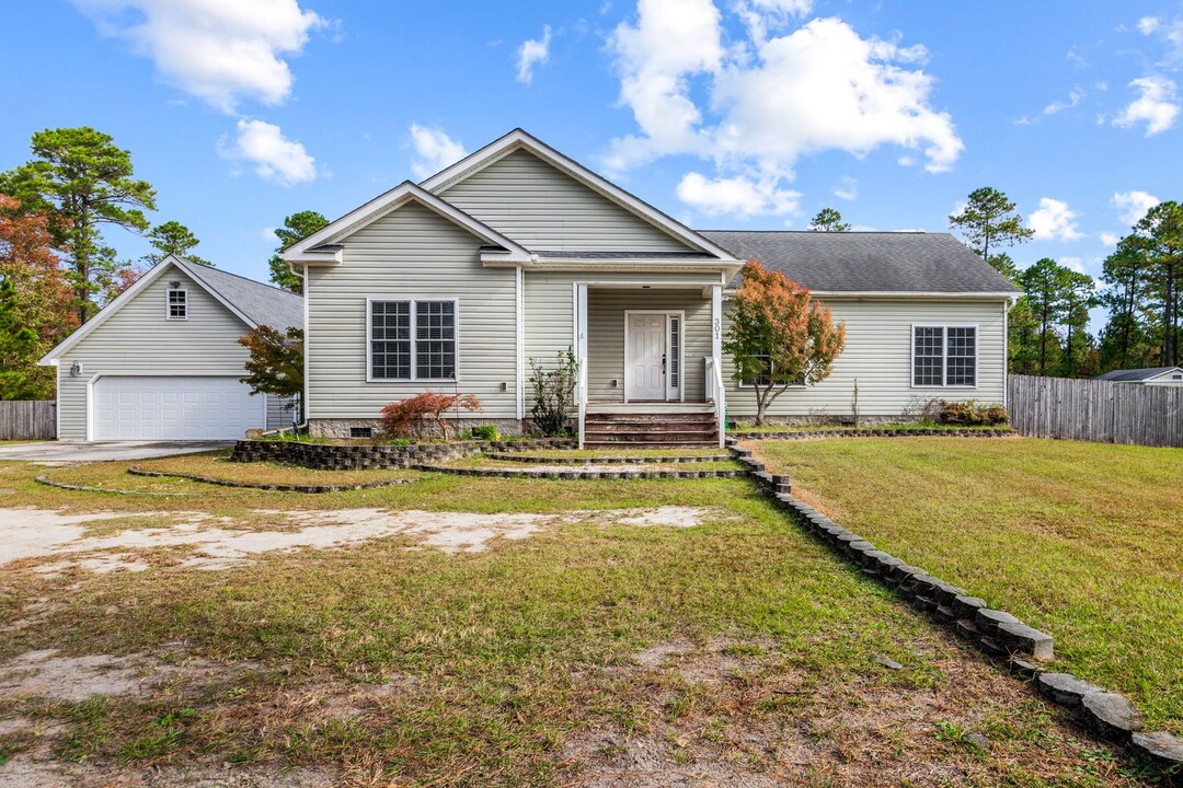 301 Sand Ridge Rd in Hubert, NC - Building Photo