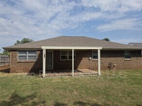 904 E Hills Dr in Moore, OK - Building Photo - Building Photo
