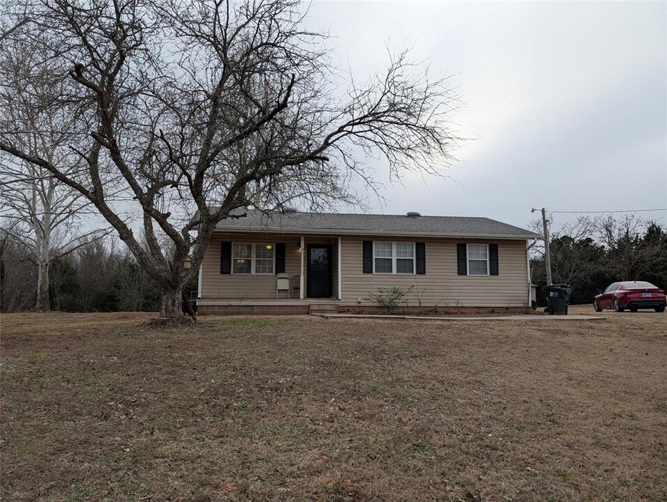 17930 E Indian Hills Rd in Norman, OK - Building Photo