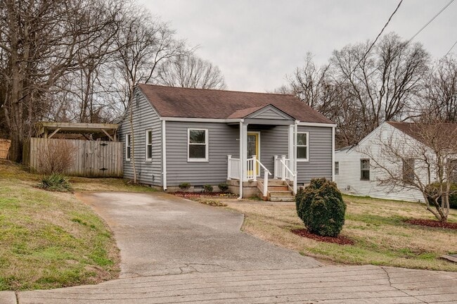 821 W McKennie Ave in Nashville, TN - Foto de edificio - Building Photo