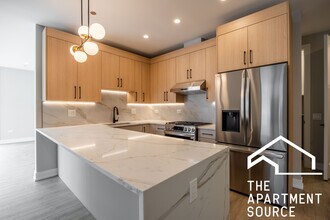 2354 W Polk St, Unit 304 in Chicago, IL - Building Photo - Building Photo