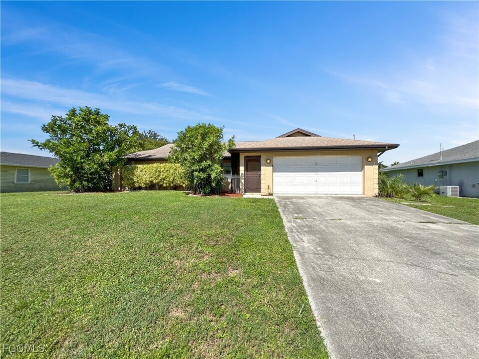620 SE 1st Ave in Cape Coral, FL - Building Photo